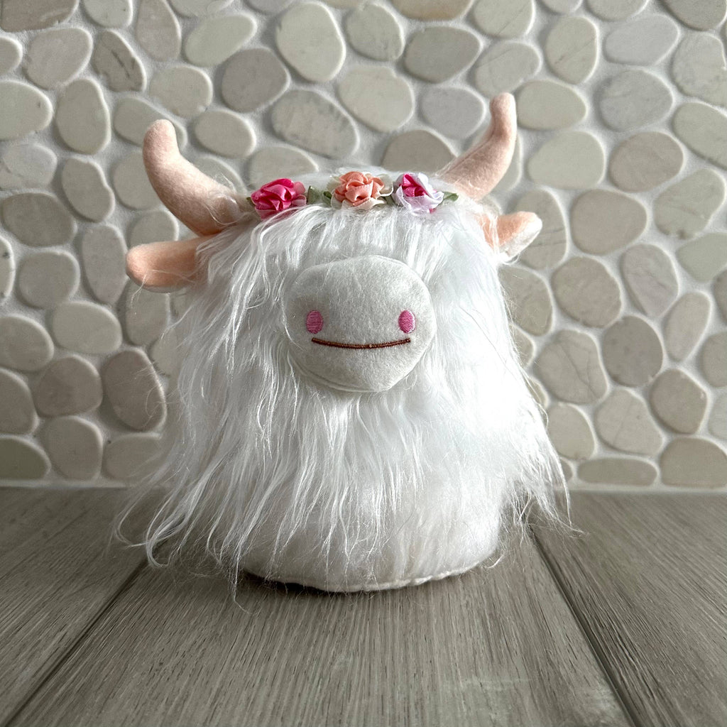 Highland Cow with Daisy Flower Crown White